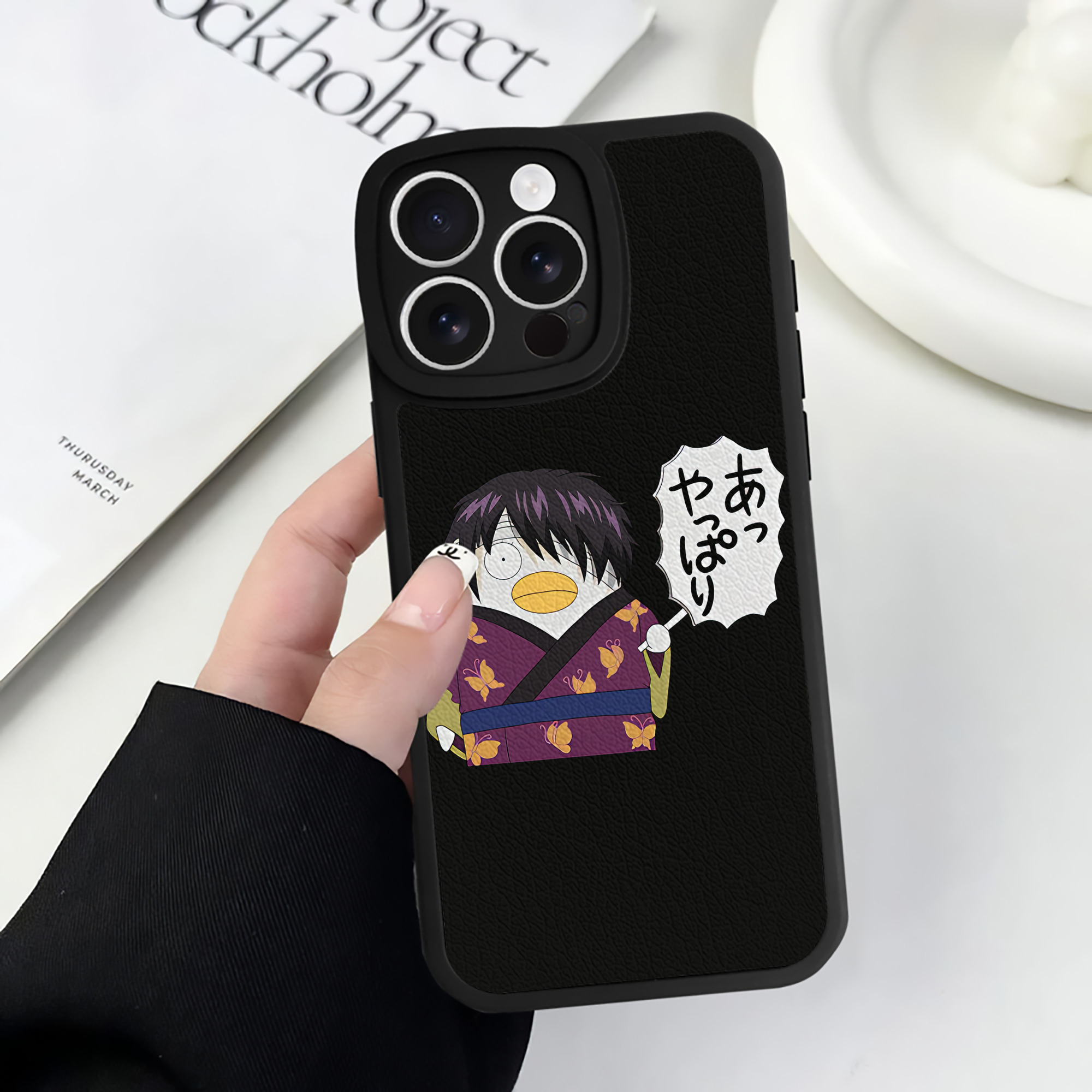 （画像用） ぎんたま 坂田銀時（さかたぎんとき） 神楽 志村新八（しむら しんぱち） GINTAMA Sakata Gintoki Kagura Shimura Shinpachi 【iPhone 16シリーズ対応】シリコンスマホケース（レザー調） 材質：シリコン
